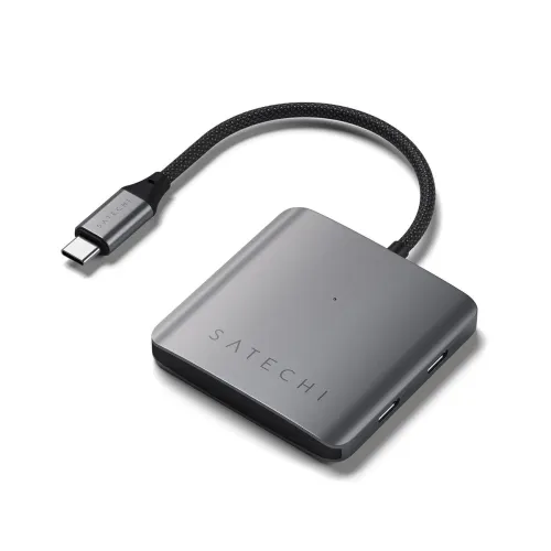 Satechi 4-porttinen USB-C-keskitin punotulla kaapelilla tähtiharmaana, kaksi sivuporttia näkyvissä valkoisella taustalla.