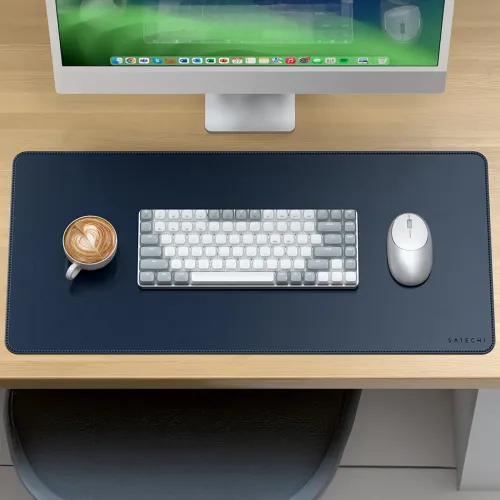 Tapis de bureau Satechi en cuir végan bleu marine, avec clavier et souris, pour un espace de travail net et organisé