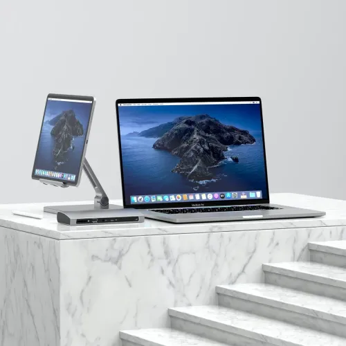 Satechi Thunderbolt 4 -telakka marmoripöydällä kannettavan tietokoneen ja tabletin vieressä, etuosan portit näkyvissä