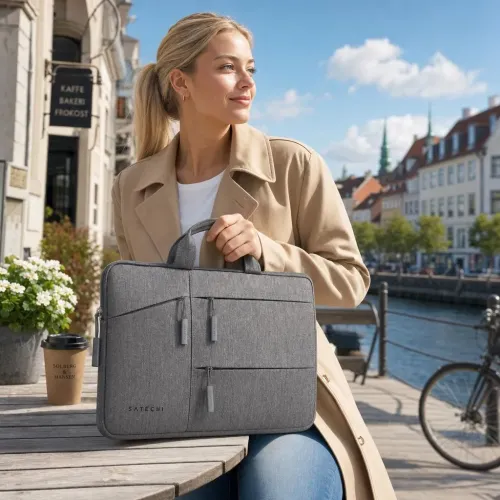 Satechi vannavvisende nylonveske for bærbar PC med sidelommer og polstret innside for 13-tommers bærbare PC-er