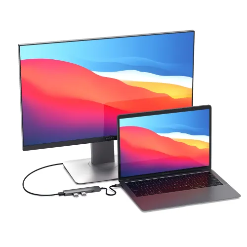 Satechi Slim USB-C MultiPort Adapter ühendatud MacBook Airi, Dell monitori ja kahe USB-mälupulgaga