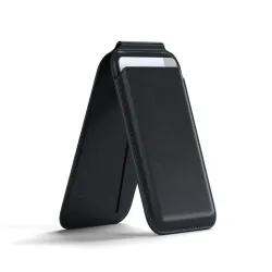 Satechi Black Magnetic Wallet Stand med veganläder för iPhone, MagSafe-kompatibel och vikbar design, rymmer fyra kort.