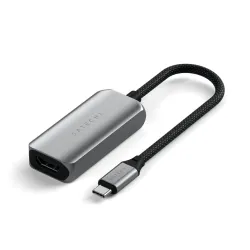 Satechi USB-C til HDMI 2.1 8K-adapter med elegant aluminiumsdesign for tilkobling av høyoppløselige skjermer på enheter.