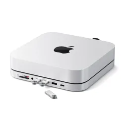 Satechi Stand & Hub med NVMe SSD-spor for bedre tilkoblingsmuligheter og lagring på Mac Mini- eller Mac Studio-oppsett.