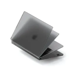 Mörkt genomskinligt Satechi Eco Hardshell Case för skydd av 2021 MacBook Pro 14" med anti-rep design och ventilation.