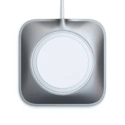 Satechi aluminiumsdock til Apple MagSafe-oplader, elegant design til iPhone-opladning og nem organisering på skrivebordet.