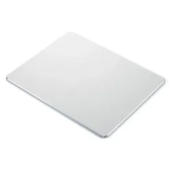 Sølvfarget Satechi musematte i aluminium på skrivebordet, elegant design som matcher MacBook, med gummibase for stabilitet.