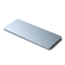 Blue Satechi USB-C Slim Dock för 24" iMac 2021 med portar och NVMe SATA-kabinett.