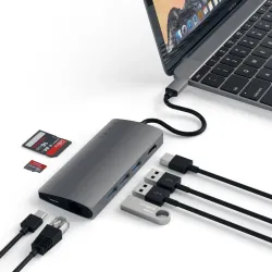 Avaruudenharmaa Satechi USB-C-moniporttisovitin 4K, jossa on HDMI-, Ethernet- ja USB-A-portit sekä SD-korttipaikat parempaa laiteliitettävyyttä varten.