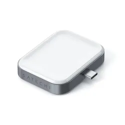 Satechi Wireless Charging Dock Apple AirPods -laitteelle, jossa on tyylikäs alumiininen muotoilu ja USB-C-liitin, joka mahdollistaa lataamisen ilman sotkeentumista.