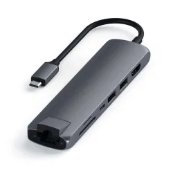 Satechi Slim USB-C MultiPort Adapter med Ethernet, HDMI, USB 3.0 og kortlæsere i Space Grey til tilslutning og opladning.