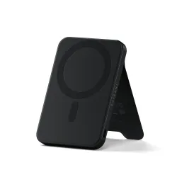 Satechi Qi2 5K Magneettinen Power Bank jalustalla, jossa on 15W langaton lataus, 5000mAh akku, kannettava muotoilu ja säädettävä jalusta.
