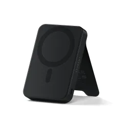 Satechi Qi2 10K Magnetic Power Bank med stativ i svart med kapasitet på 10 000 mAh, trådløs Qi2-lading og sammenleggbart stativ