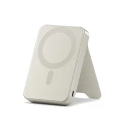 Satechi Qi2 10K Magnetic Power Bank i sandfarge med stativ, 10 000 mAh kapasitet, trådløs Qi-lading og bærbar design